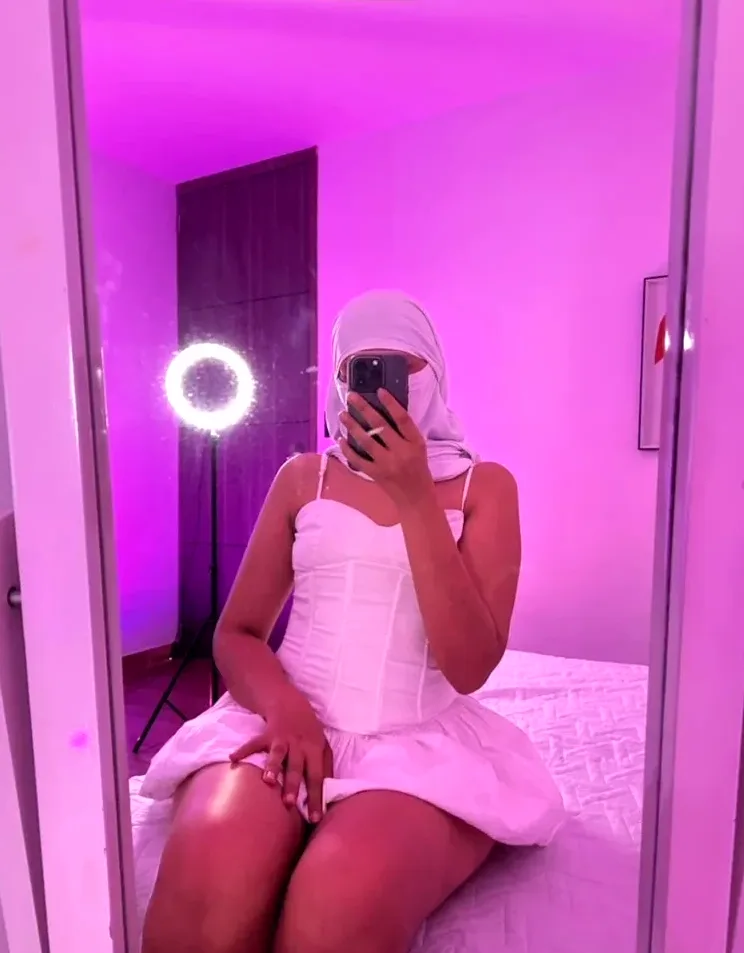 Claudia, 23